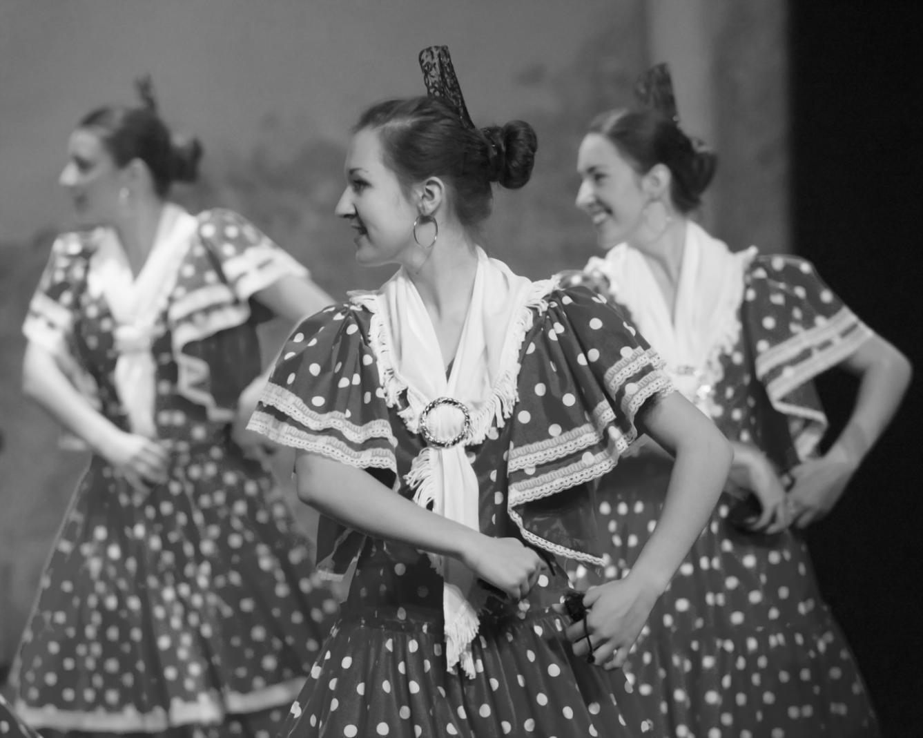 Gruppo di persone che pratica dance fitness in studio
